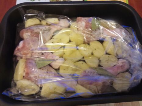 Курячі стегенця з картоплею в духовці, запечені в рукаві