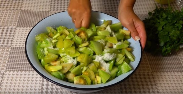 Рецепт салату із зелених помідорів на зиму