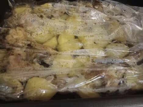 Курячі стегенця з картоплею в духовці, запечені в рукаві