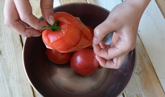 Малосольні помідори з часником і зеленню швидкого приготування (фото)