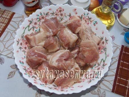 Свинина в гостро солодкому соусі, запечена в духовці