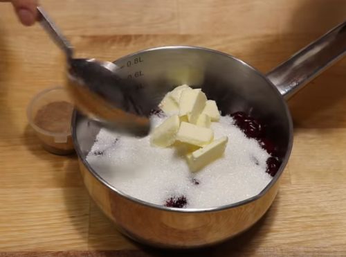 Пиріжки з вишнею з дріжджового тіста в духовці: рецепт з фото (прості і смачні)