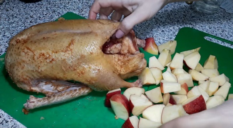 Качка з яблуками запечена в духовці – 6 рецептів мякою і соковитою качки