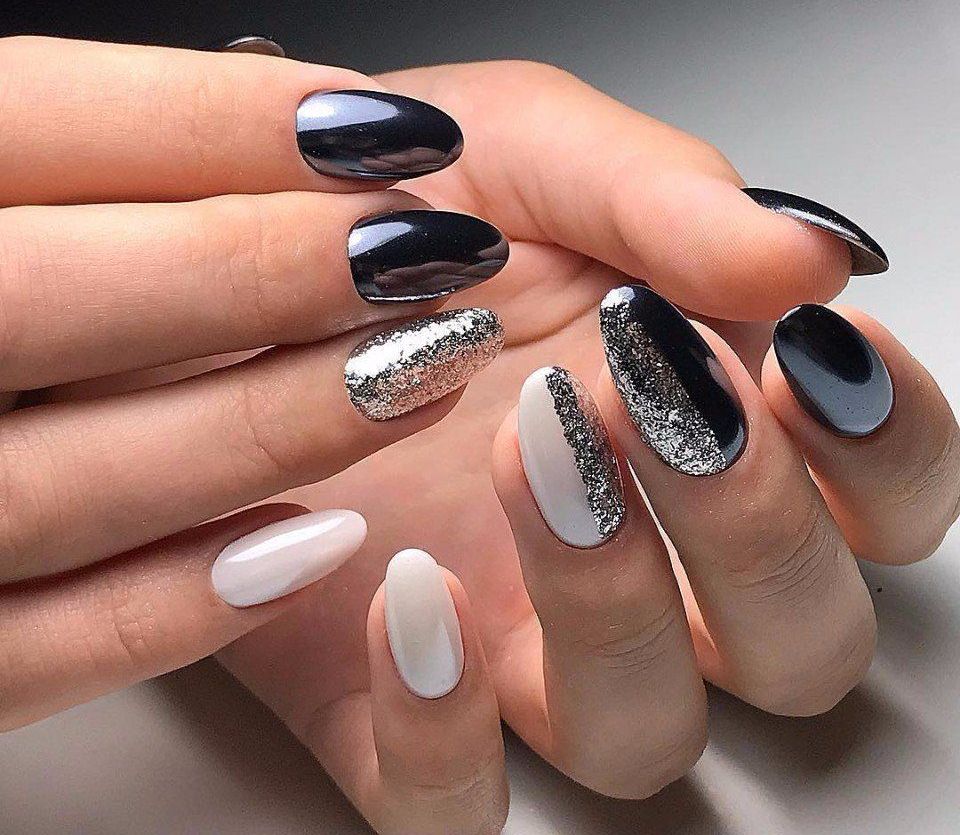 Манікюр з сріблом 2021 срібні нігті з смужками, блискітками, срібно золоті білі чорні