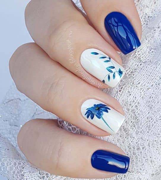 Синій манікюр 2021 нігті синього кольору з дизайном на короткі, з квітами, синьо матовий червоний білий