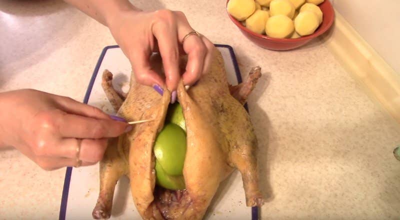 Качка з яблуками запечена в духовці – 6 рецептів мякою і соковитою качки