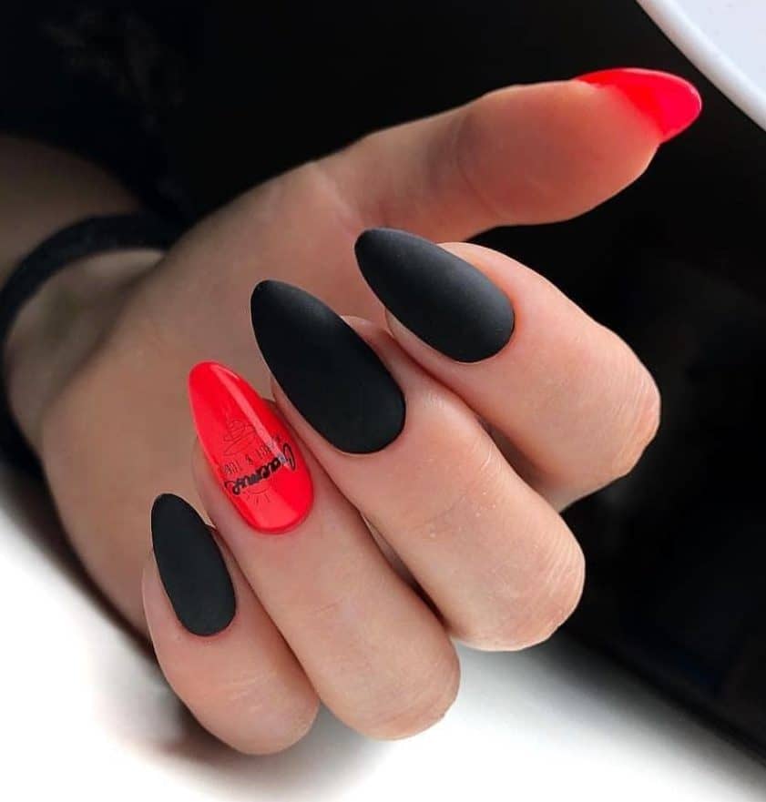 Матовий манікюр 2021 нігті матового кольору з дизайном на короткі, фото, чорний червоний бордо білий
