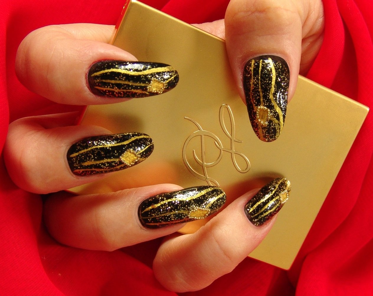 Золотий манікюр 2021 нігті з золотом короткі, дизайн кольору, фото, чорно червоно бордово білий френч