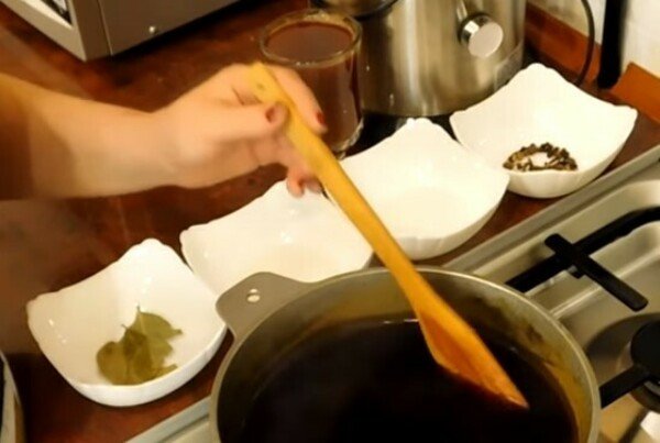 Як солити скумбрію в домашніх умовах: швидко за 2 години, без розсолу, в розсолі, з маслом (рецепти з фото)