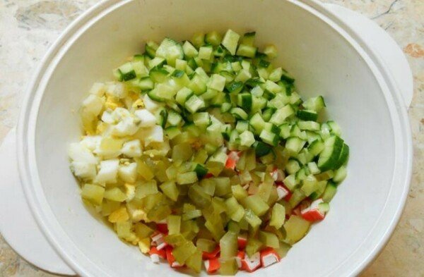 Крабовий салат   класичний рецепт з кукурудзою, і рисом, і огірком (покроково з фото)
