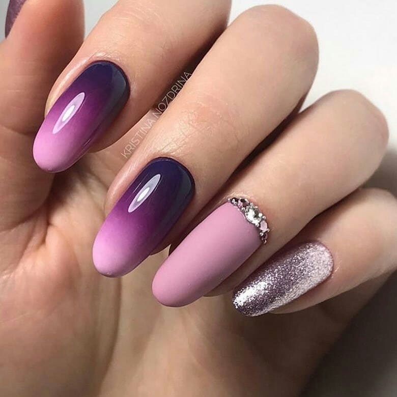 Фіолетовий манікюр 2021 дизайн короткі нігті, фото, красивий темно чорно біло ніжно рожево матовий