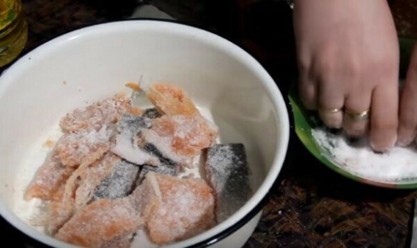 Як засолити горбушу в домашніх умовах   смачно і швидко під сьомгу: покрокові рецепти з фото, відео