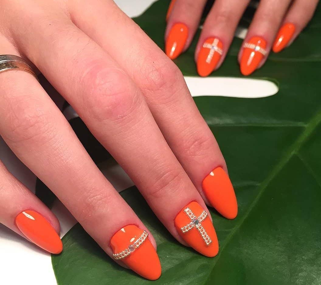 Оранжевий манікюр 2021 помаранчеві нігті дизайн з квітами, модні короткі в чорно жовто яскравих тонах