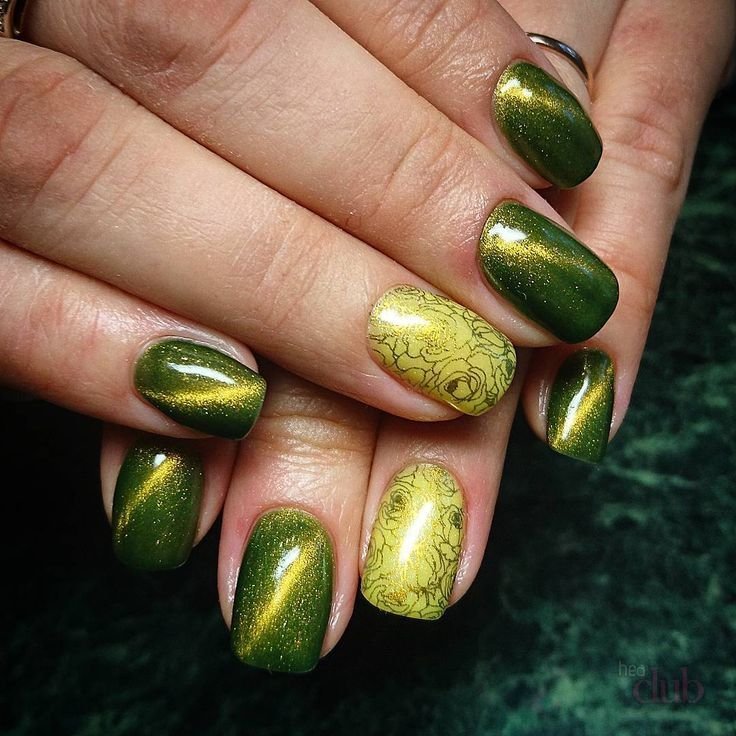 Зелений манікюр 2021 зелені нігті з квітами, в зелених тонах короткий, дизайн чорно жовто матовий