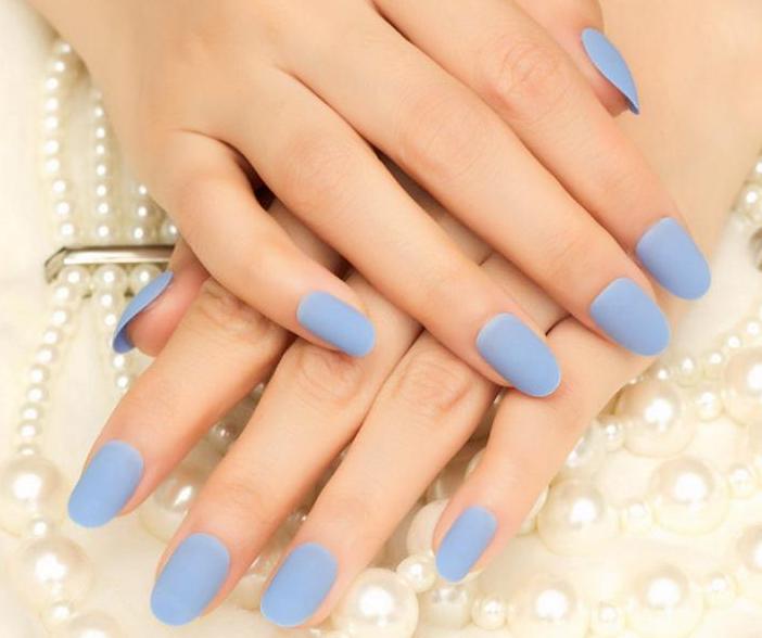 Блакитний манікюр 2021 нігті блакитного кольору з дизайном на короткі, фото, ніжно синьо сіро матові