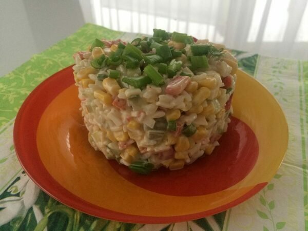 Крабовий салат   класичний рецепт з кукурудзою, і рисом, і огірком (покроково з фото)