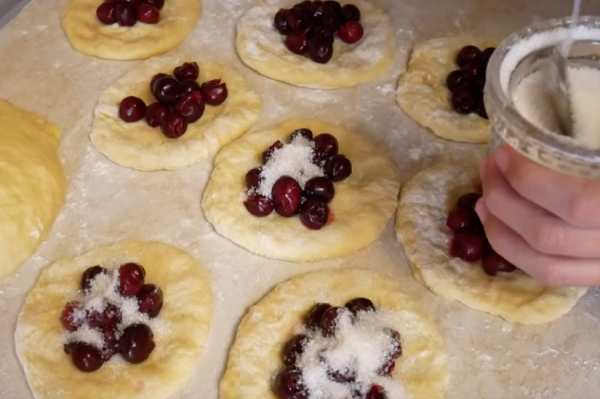 Пиріжки з вишнею з дріжджового тіста в духовці: рецепт з фото (прості і смачні)