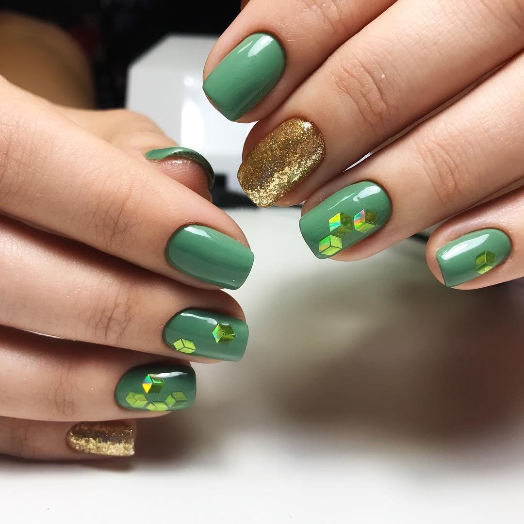 Зелений манікюр 2021 зелені нігті з квітами, в зелених тонах короткий, дизайн чорно жовто матовий