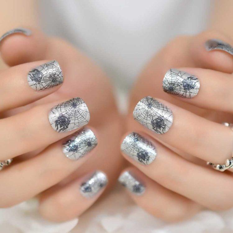 Манікюр з сріблом 2021 срібні нігті з смужками, блискітками, срібно золоті білі чорні