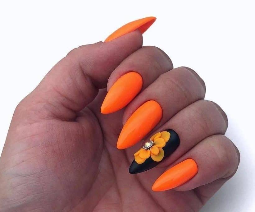 Оранжевий манікюр 2022 помаранчеві нігті дизайн з квітами, модні короткі в чорно жовто яскравих тонах