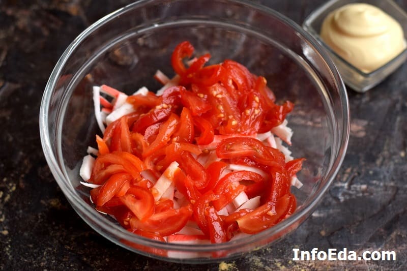 Салат «Червоне море» з крабовими паличками, помідорами і червоним болгарським перцем: рецепт з фото