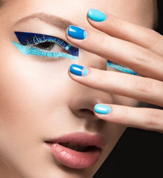 Блакитний манікюр 2022 нігті блакитного кольору з дизайном на короткі, фото, ніжно синьо сіро матові