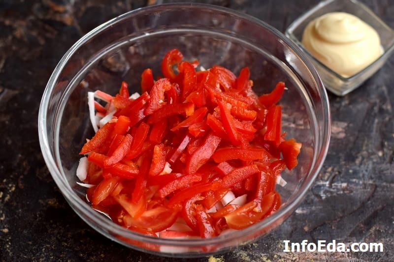 Салат «Червоне море» з крабовими паличками, помідорами і червоним болгарським перцем: рецепт з фото
