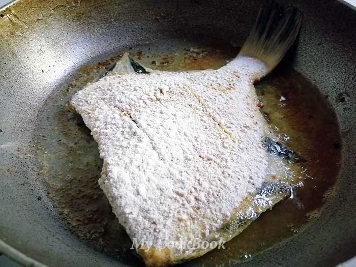 Камбала смажена на сковороді