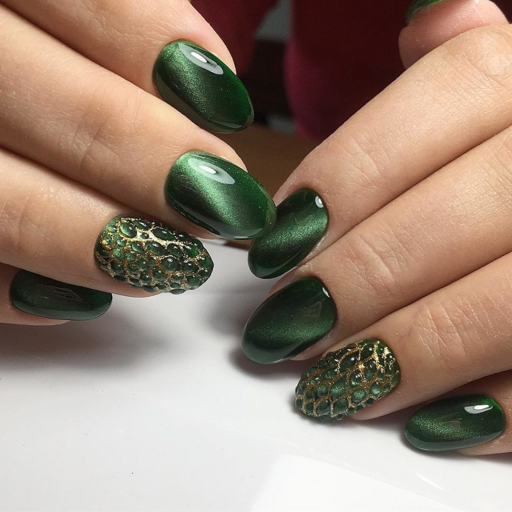 Зелений манікюр 2022 зелені нігті з квітами, в зелених тонах короткий, дизайн чорно жовто матовий