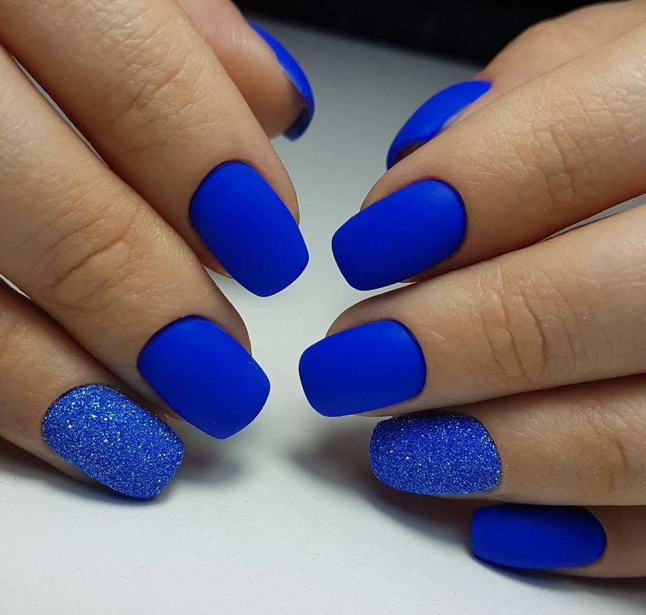 Синій манікюр 2022 нігті синього кольору з дизайном на короткі, з квітами, синьо матовий червоний білий