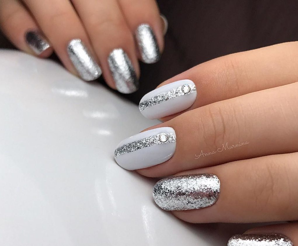 Манікюр з сріблом 2022 срібні нігті з смужками, блискітками, срібно золоті білі чорні