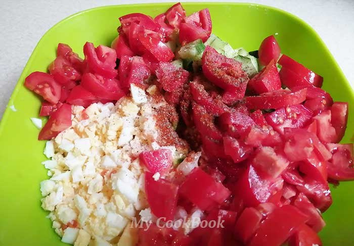 Салат з цвітної капусти з помідорами і огірком