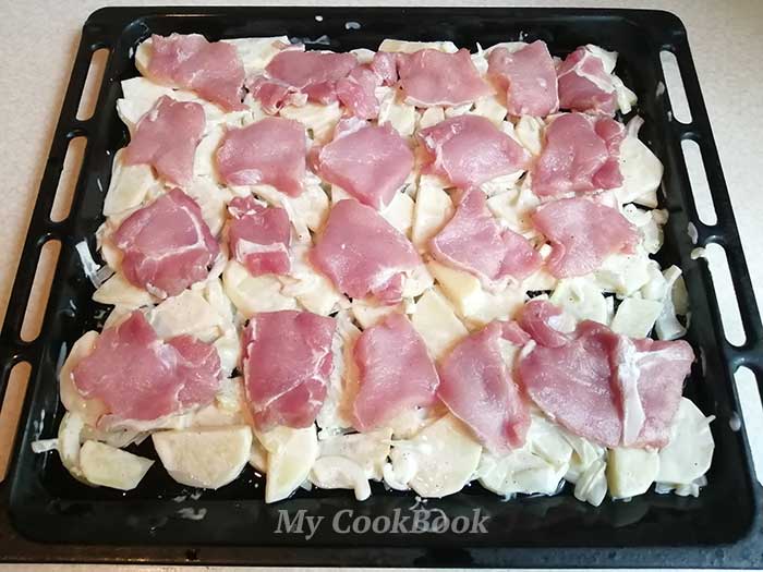 Як приготувати картоплю зі свининою в духовці
