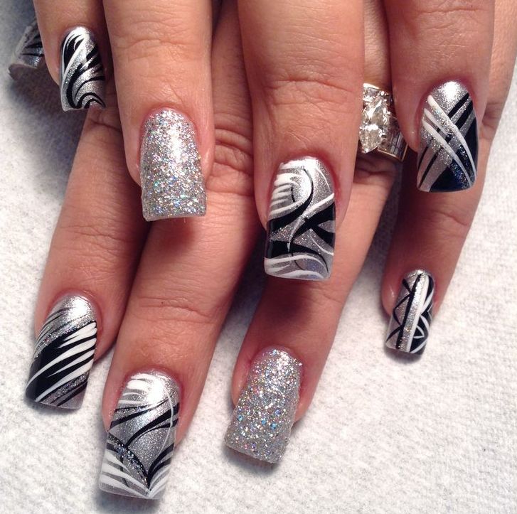 Манікюр з сріблом 2022 срібні нігті з смужками, блискітками, срібно золоті білі чорні