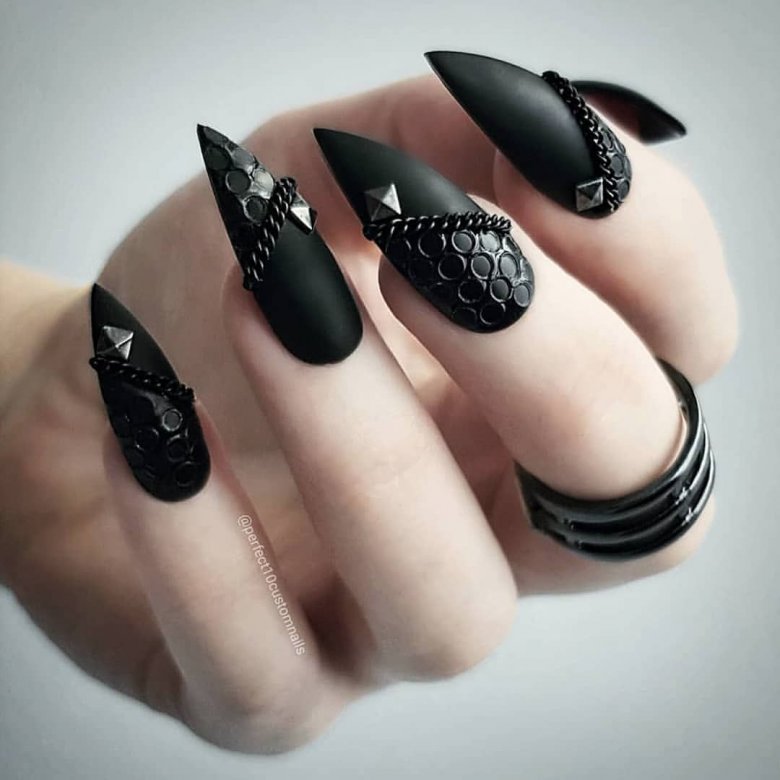 Чорний манікюр 2022 нігті з чорним дизайном на короткі, колір з блискітками, гель лак, френч, фото