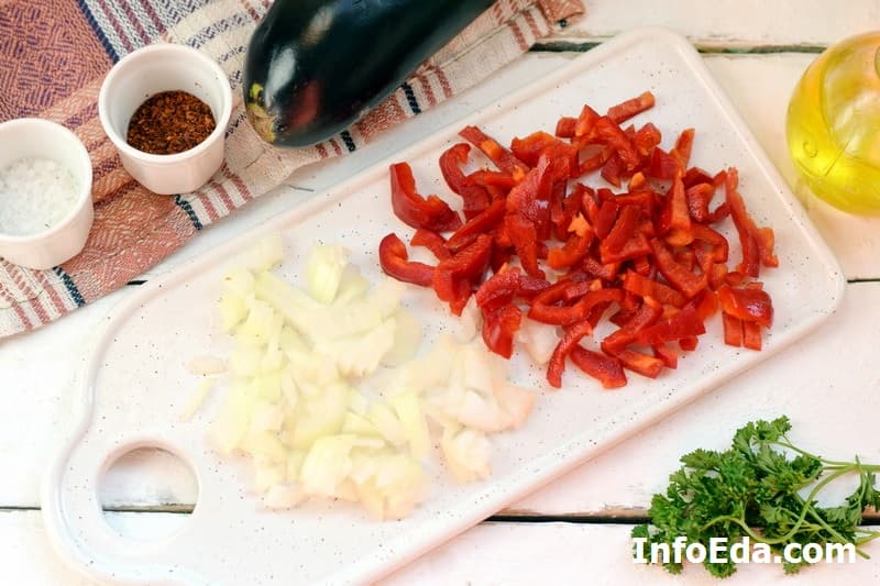 Індичка з овочами тушкована на сковороді