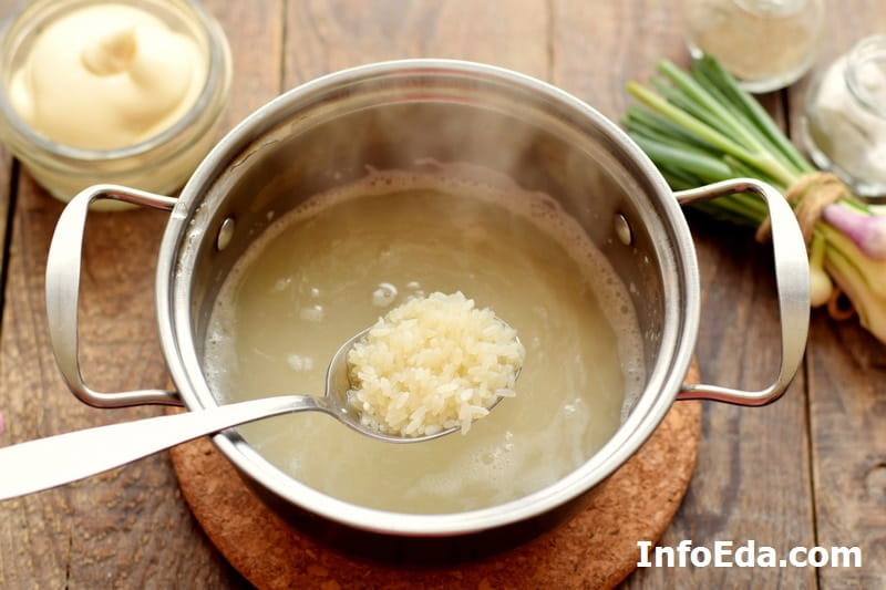 Крабовий салат: класичний рецепт (з кукурудзою, рисом, крабовими паличками і огірком)