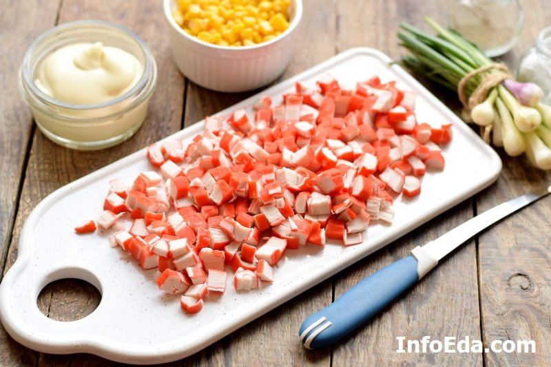 Крабовий салат: класичний рецепт (з кукурудзою, рисом, крабовими паличками і огірком)
