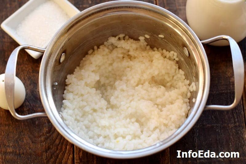 Рисова каша на молоці у каструлі