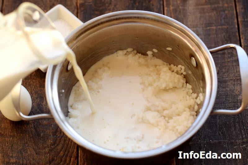 Рисова каша на молоці у каструлі