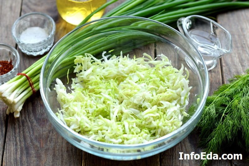 Салат зі свіжої капусти і огірків з оцтом: рецепт приготування