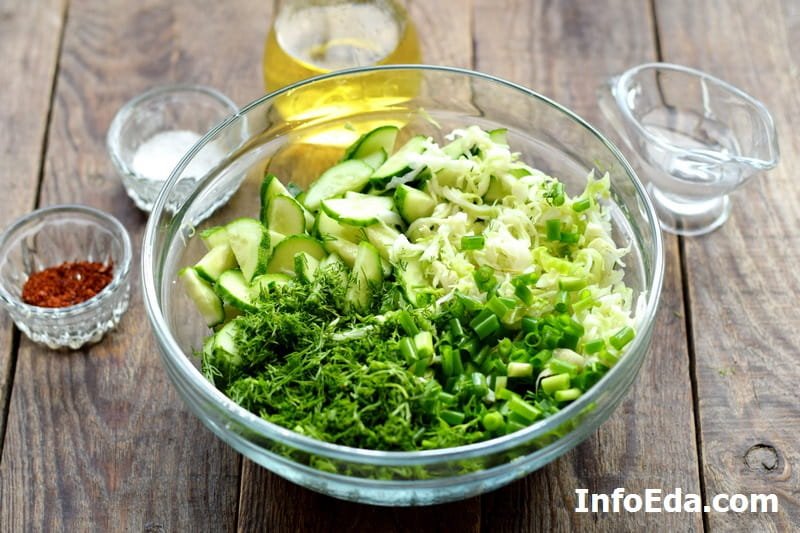 Салат зі свіжої капусти і огірків з оцтом: рецепт приготування