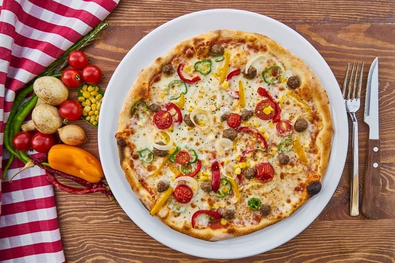 Скільки грам і калорій в шматку піци?