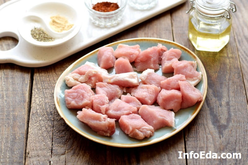 Свинина смажена шматочками з цибулею на сковороді: рецепт з фото