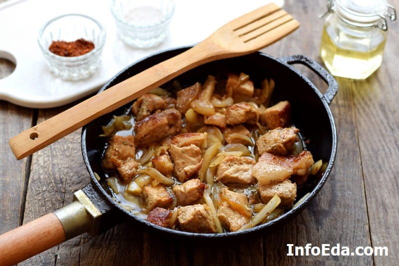 Свинина смажена шматочками з цибулею на сковороді: рецепт з фото