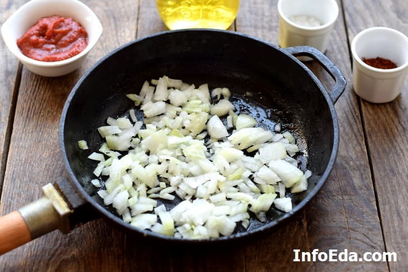 Тушкована капуста з сосисками на сковороді: покроковий рецепт з фото