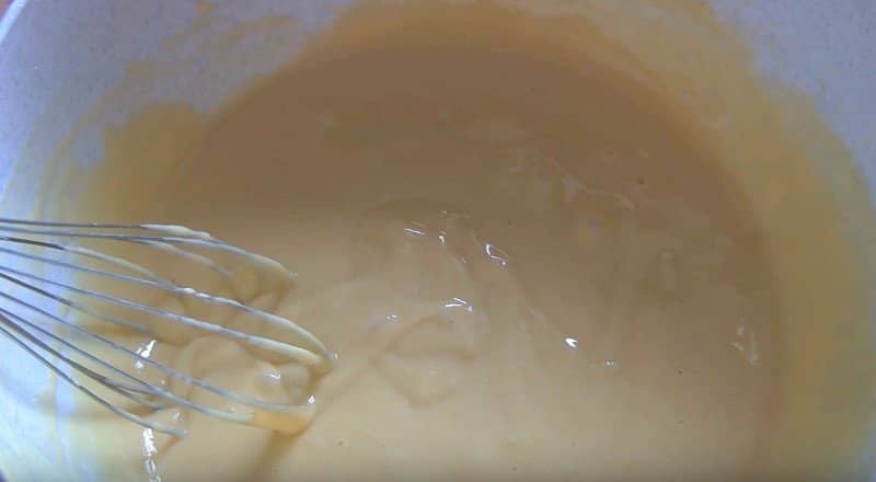Заварні млинці на молоці і окропі — 6 рецептів тонких млинчиків з дірочками